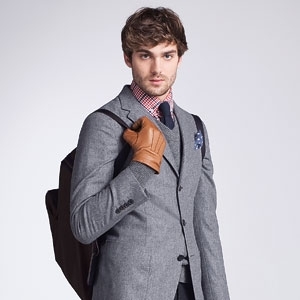 تشكيلة 'سي إتش كارولينا هيريرا' الرجالية...