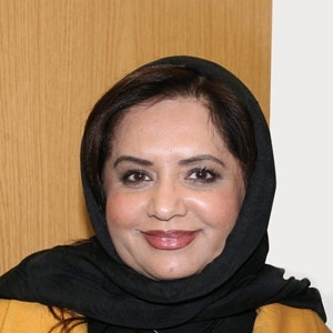 أمينة الجاسم... أول امرأة تصمّم للرجال