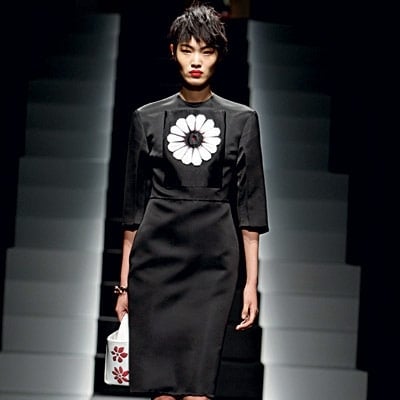 وصف لمنصة عرض أزياء Prada 