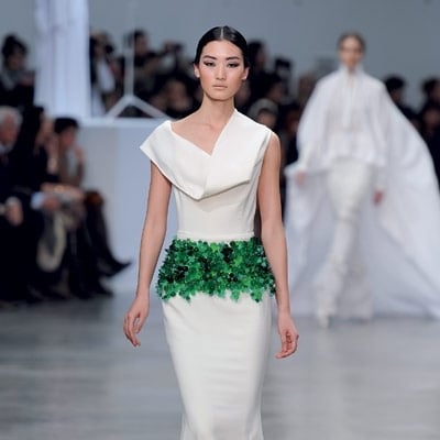 الأبيض والأسود يطبعان أزياء