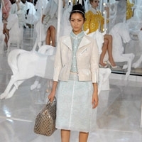 دار Louis Vuitton... رومانسية المرغريتا والكاروسيل