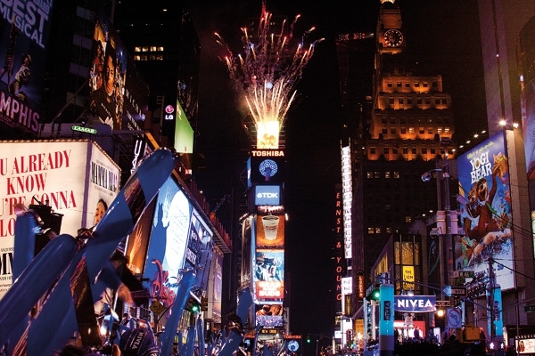 تايمز سكوير  في نيويورك كل يغني على ليلاه 