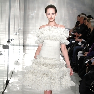 الأبيض من الرأس إلى القدمين