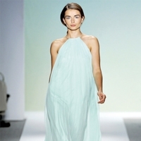 TIBI... تبتعد عن الأقمشة المطبّعة التي عوّدتنا عليها