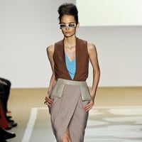 DIANE VON FURSTENBERG... أقمشة مطبوعة مع طبقات لمّاعة أحيانا