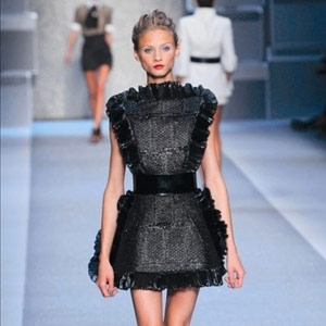 الفستان الأسود السيّد الساطع أبداً