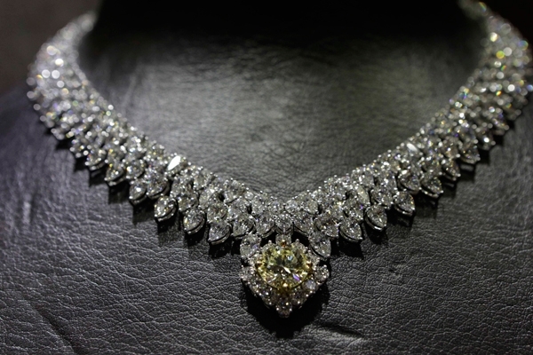 مايا دياب تضع عقداً  بـ <strong>300</strong> ألف دولار