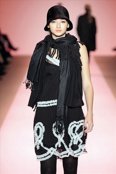 Milly لامرأة شابّة تزور المتاحف الراقية