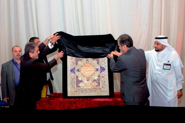 لوحة نادرة لآية قرآنية استغرق تطريزها 15 عاماً!