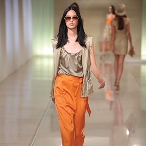 ELIE TAHARI أناقة دون مجهود