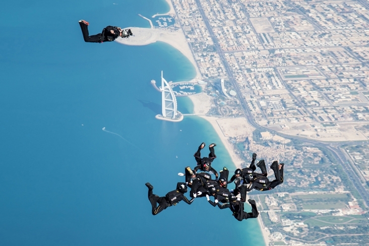 منتخب الامارات يتوج بذهبية في بطولة دبي الدولية للقفز بالمظلات