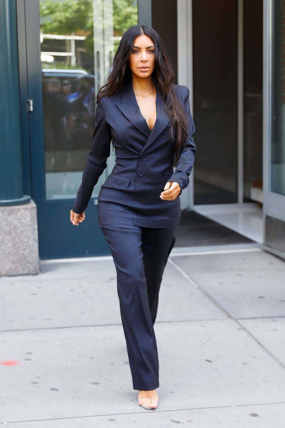 كيم كارداشيان تكشف تبديل ملابسها في السيارة أمام البيت الأبيض: كانت تفضح الكثير (فيديو)