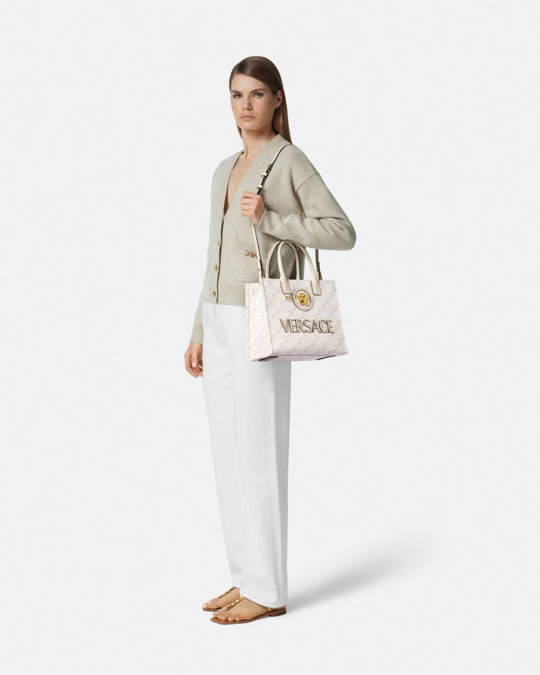 تألّقي بمجموعة Versace لرمضان 2025... الكلاسيكية الفاخرة