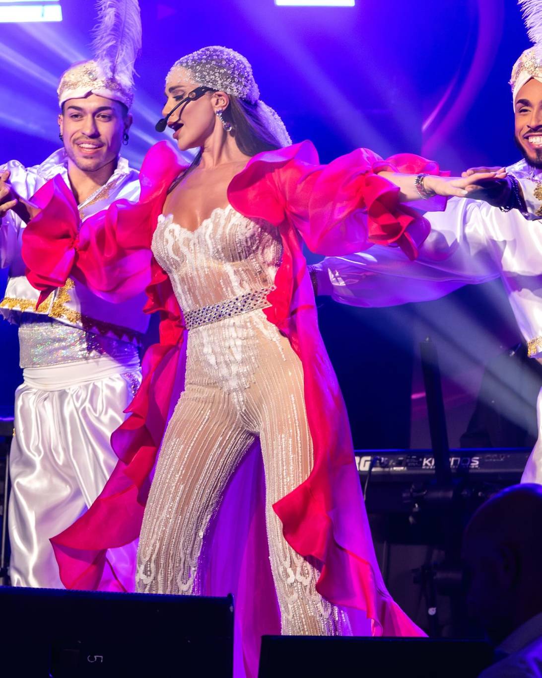 داليدا خليل بإطلالة شفافة جريئة واستعراض غنائي ضخم