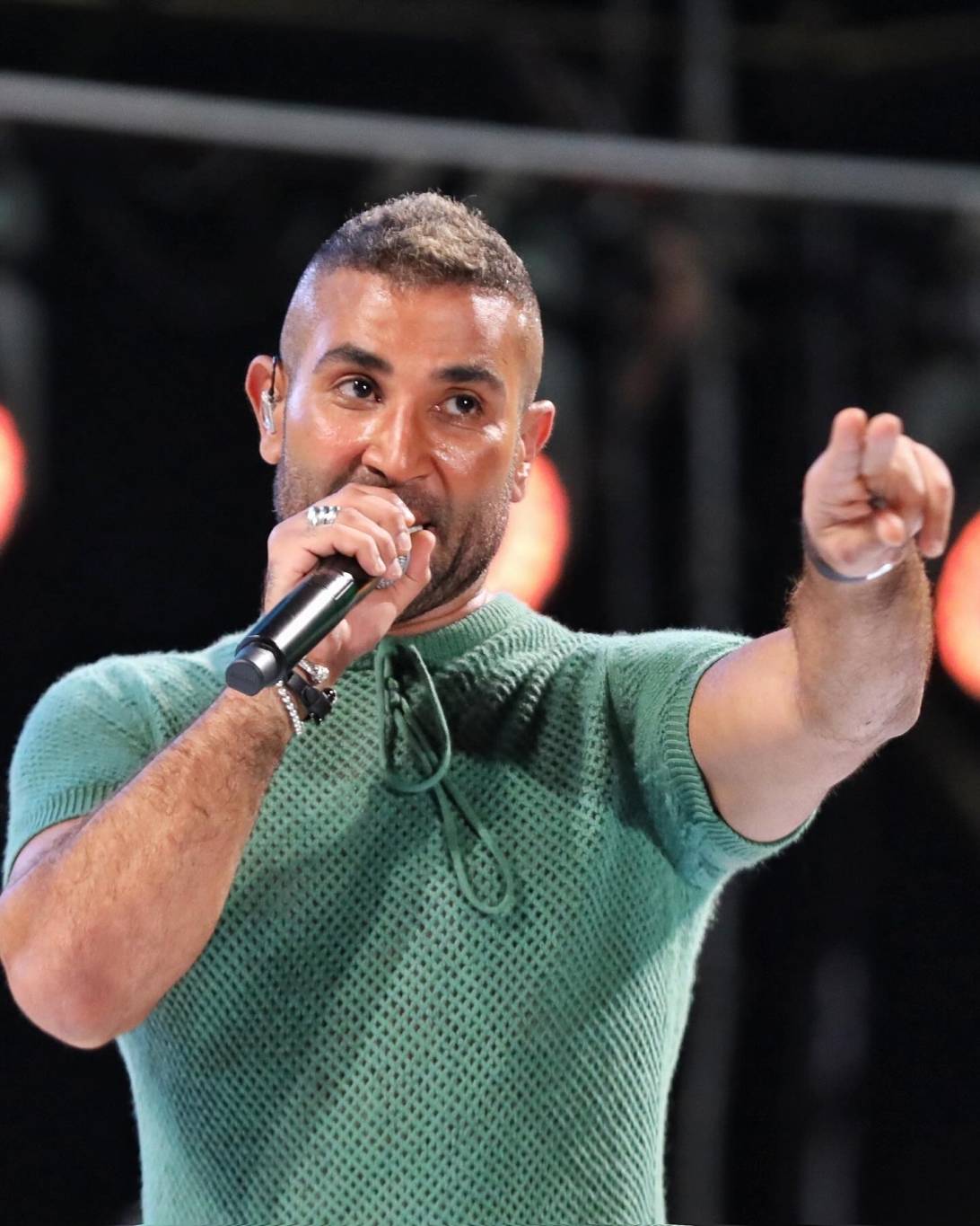 أحمد سعد يحتفل بنجاح ألبومه ويفاجئ علياء بسيوني