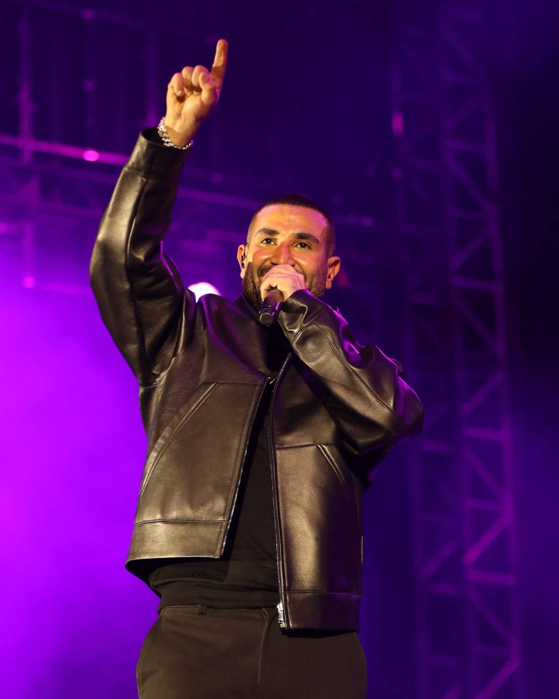 أحمد سعد يتألق في افتتاح بطولة الغولف العالمية بالرياض (صور)