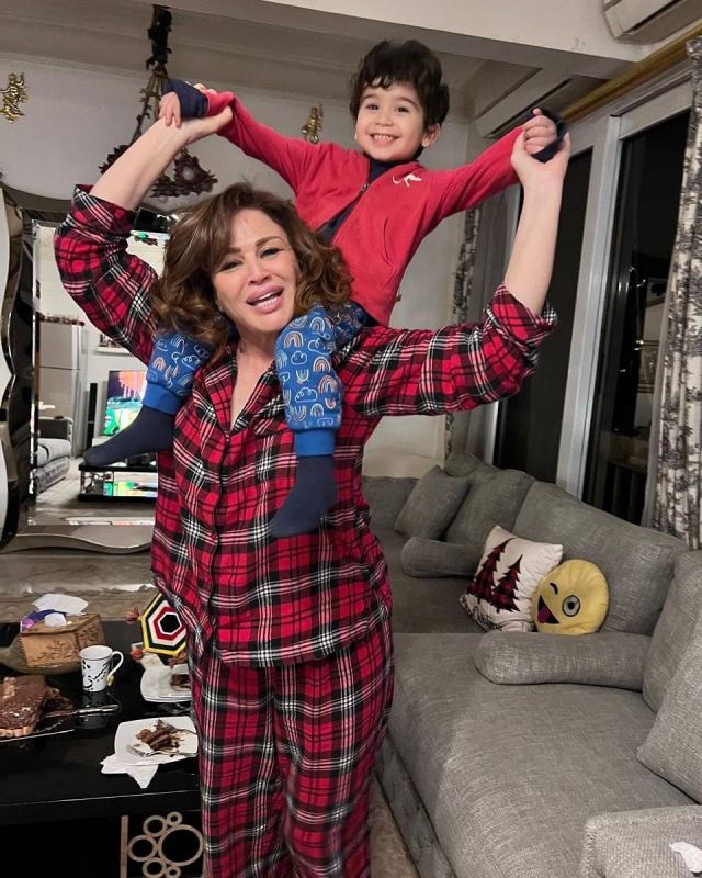 إلهام شاهين مع طفل من عائلتها