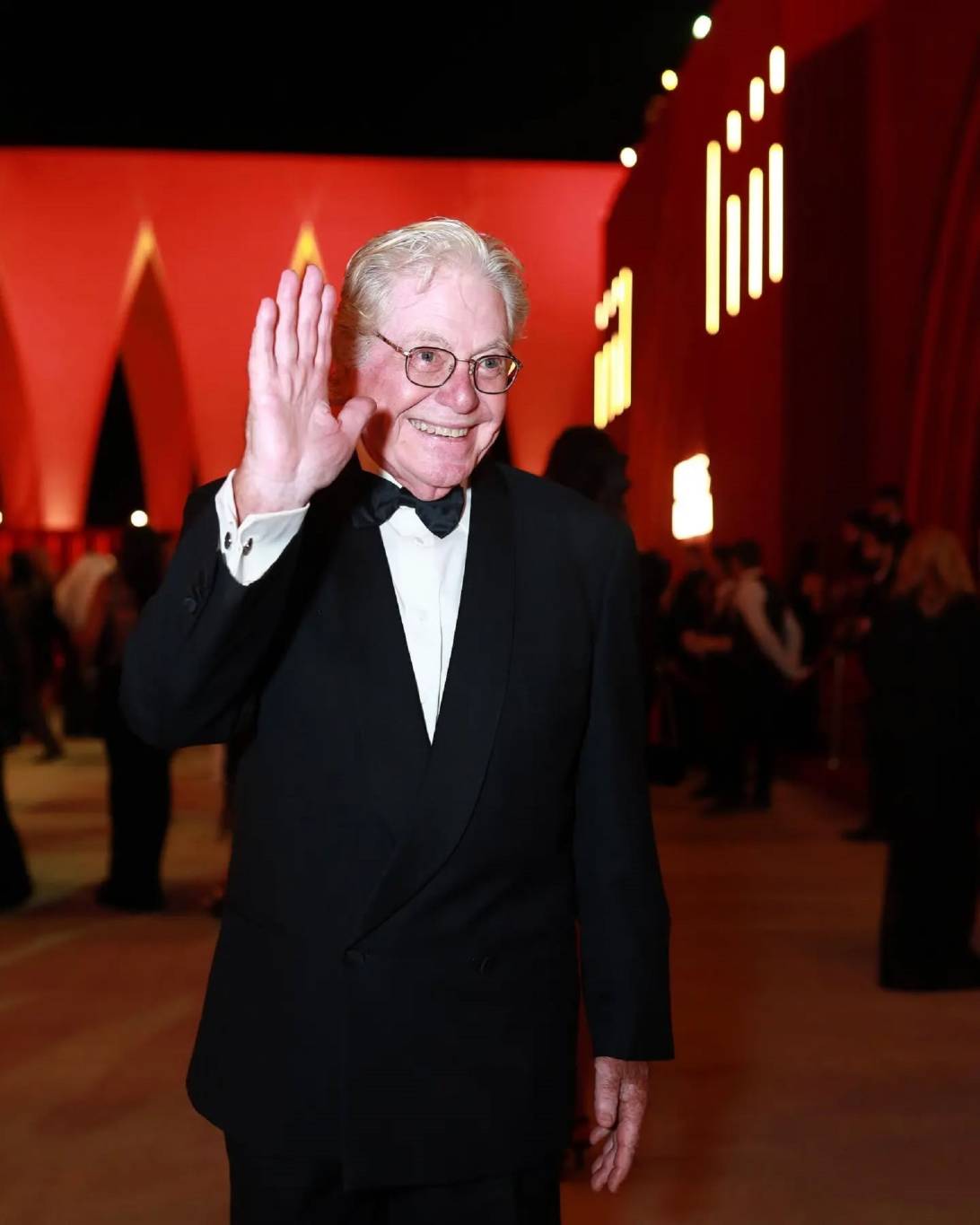 حسين فهمي يثير الجدل على مواقع التواصل بغيرته على أنغام (فيديو)