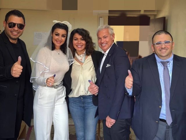 أروى جودة وزوجها مع شهود عقد القران