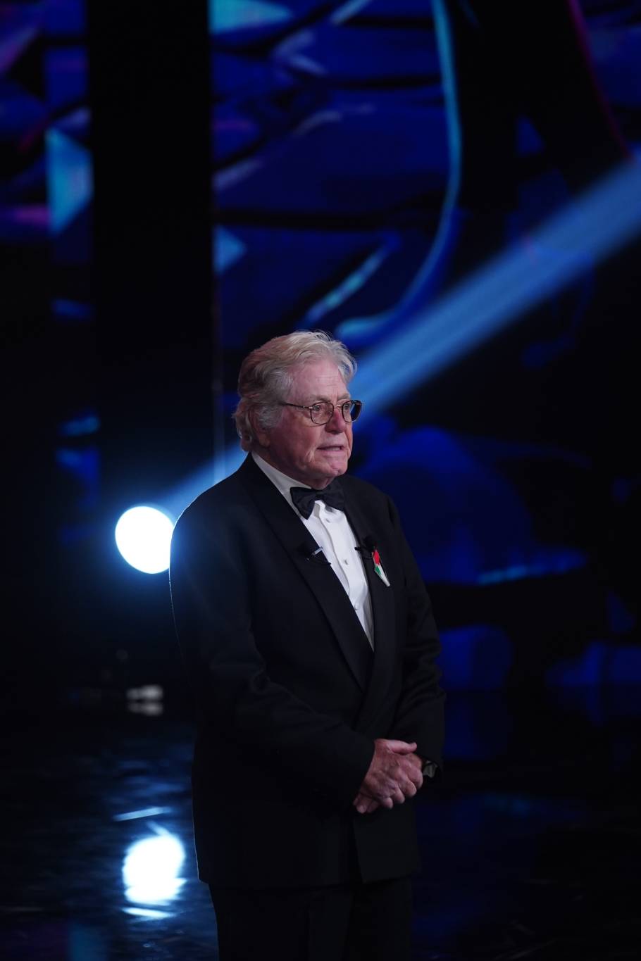 حسين فهمي يكشف للمرة الأولى عدد زيجاته وسبب طلاقه لميرفت أمين (فيديو)