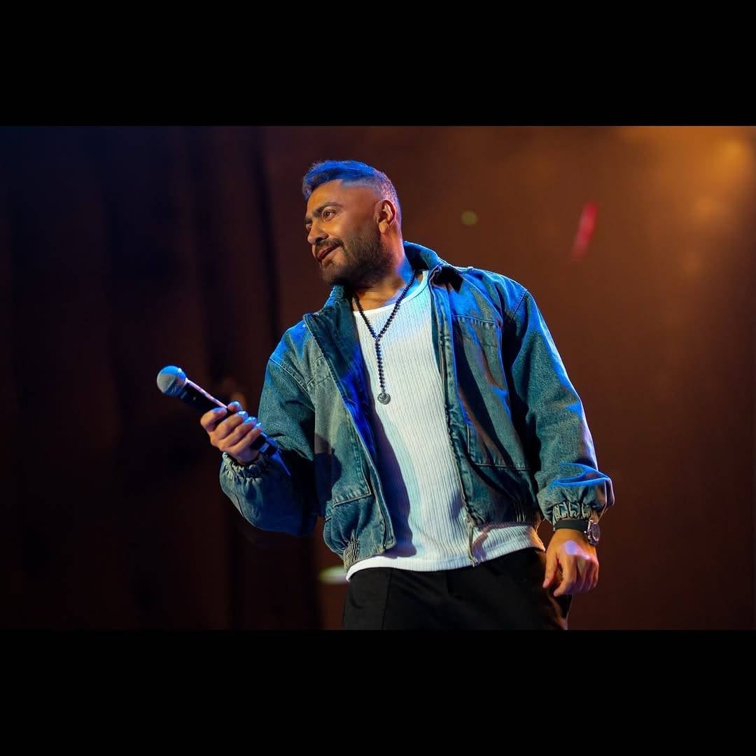 تامر حسني يتفاعل بطريقة غريبة على أغنيته بعد تغيير لحنها (فيديو)