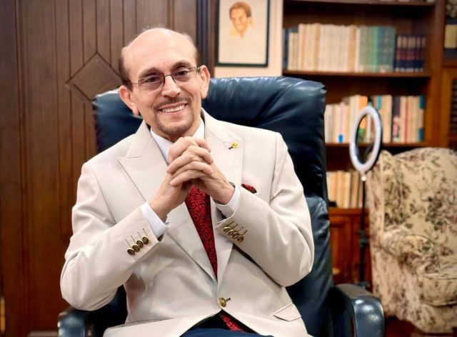 محمد صبحي يوضح حقيقة خلافاته مع عبلة كامل (فيديو)