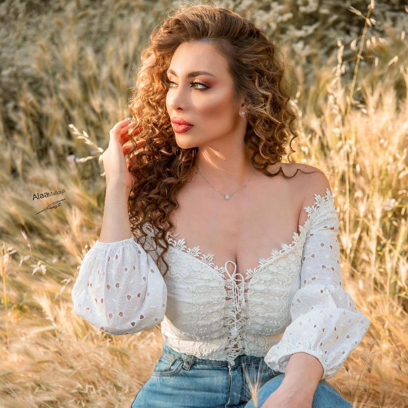 انهيار زوج أنجي مراد ووالدتها في جنازتها وسط غياب النجوم السوريين (فيديو)