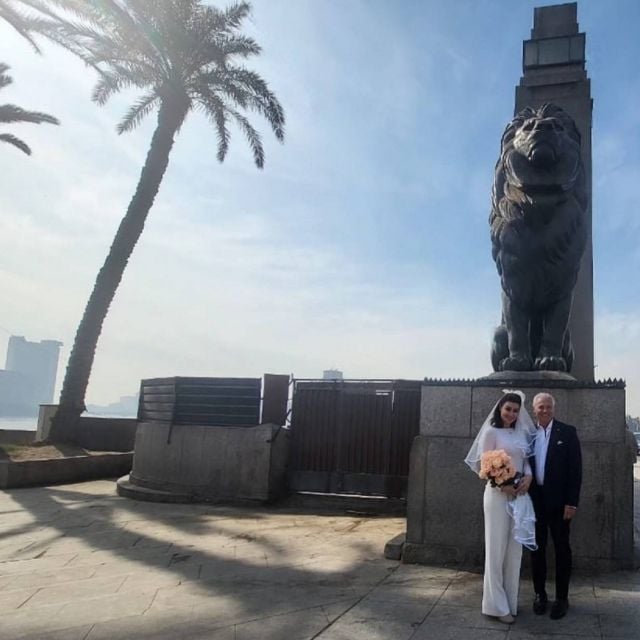 أروى جودة وزوجها من أمام كوبري قصر النيل بعد عقد القران