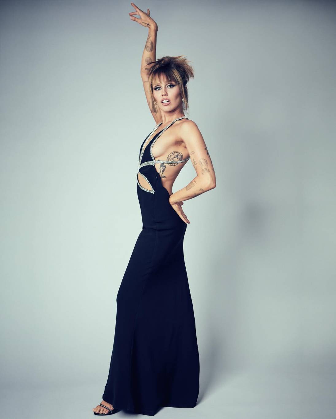 مايلي سايرس تتخطّى الحدود مع باميلا أندرسون بتصميم شفّاف من Schiaparelli