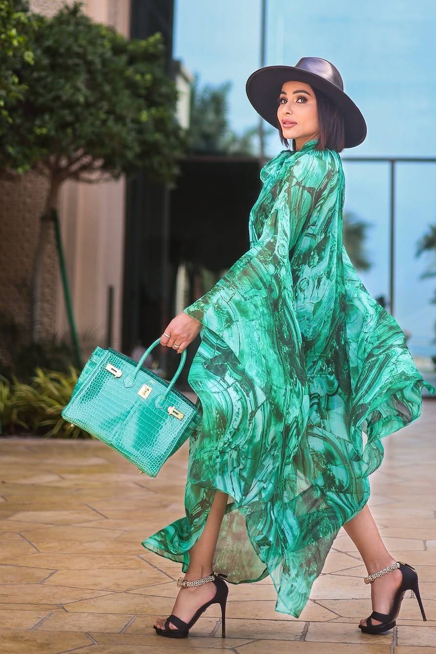 المنافسة بين مهيرة عبد العزيز ولجين عمران في ارتداء القبعات