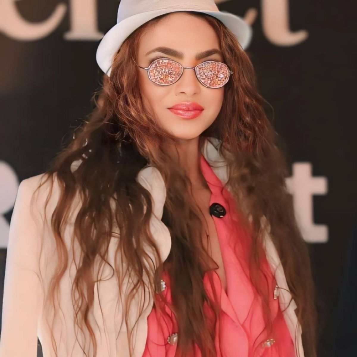 دوللي شاهين تمازح الجمهور حول كتابة سيرتها الذاتية