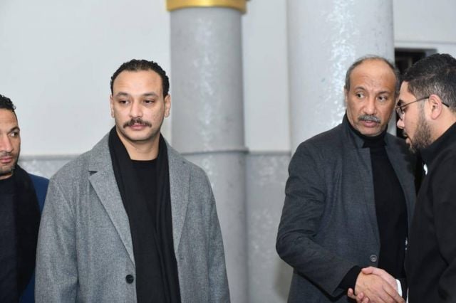 أحمد خالد صالح يتلقى واجب عزاء بعمّته بجوار أحمد فهيم