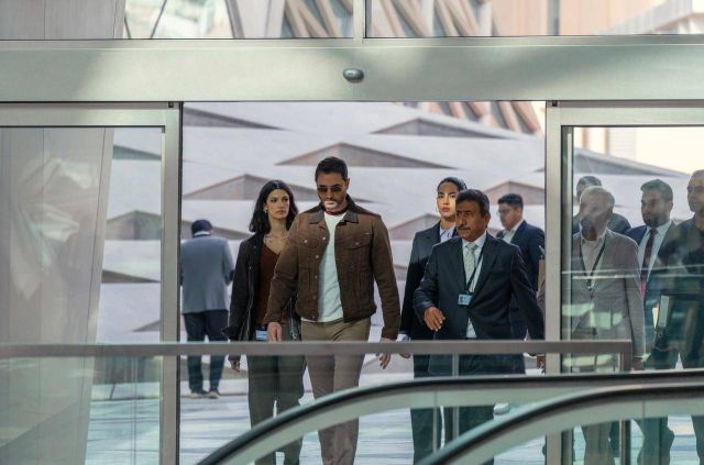 تارا عماد مع أحمد عز خلال التصوير