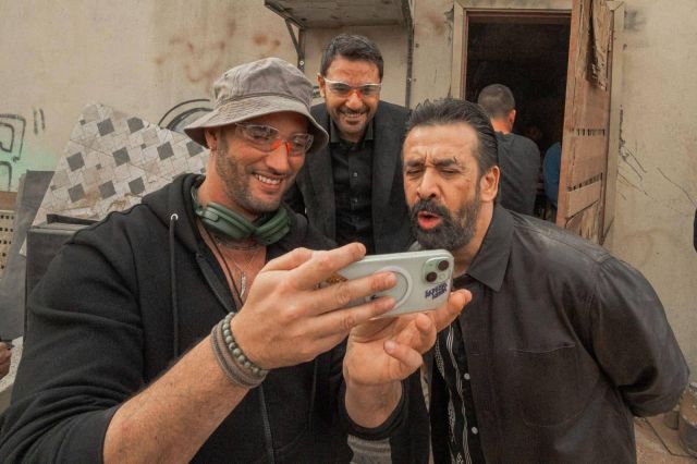 كريم عبد العزيز وأحمد عز يتابعان تصوير أحد المشاهد