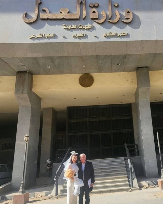أروى جودة وزوجها من أمام وزارة العدل بعد عقد القران