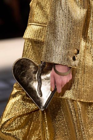 صيحة "يوم الحب"... حقائب صغيرة باللون الذهبي من ماركات عالمية