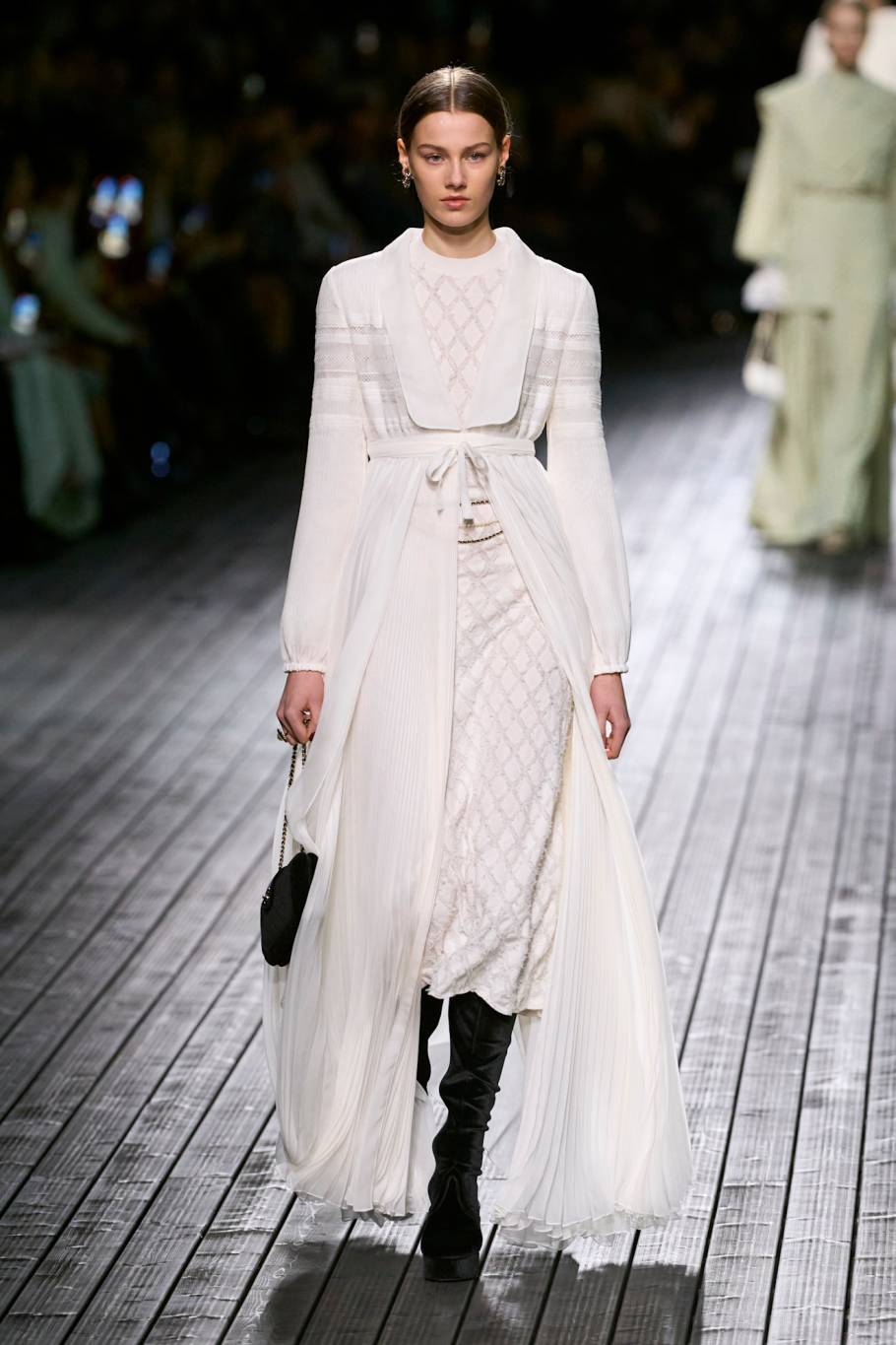 الفساتين الطويلة ذات الألوان النيود والأبيض تسيطر في شتاء 2025