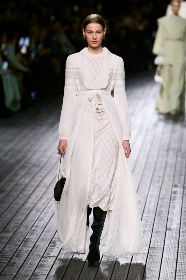 الفساتين الطويلة ذات الألوان النيود والأبيض تسيطر في شتاء 2025