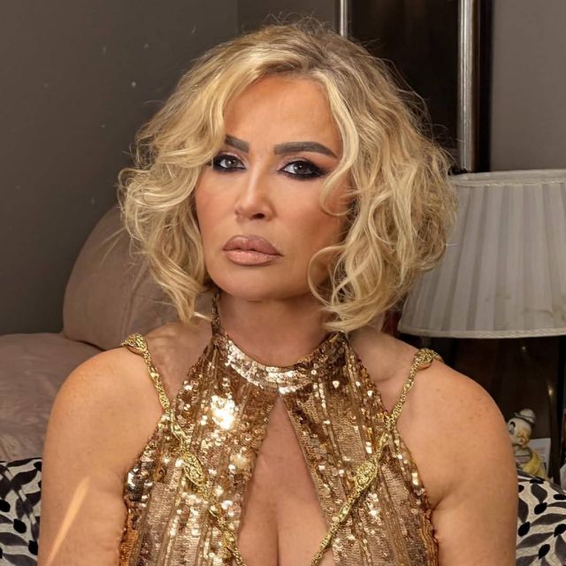 إيناس الدغيدي تبكي وتكشف سبب إبعاد ابنتها من مصر