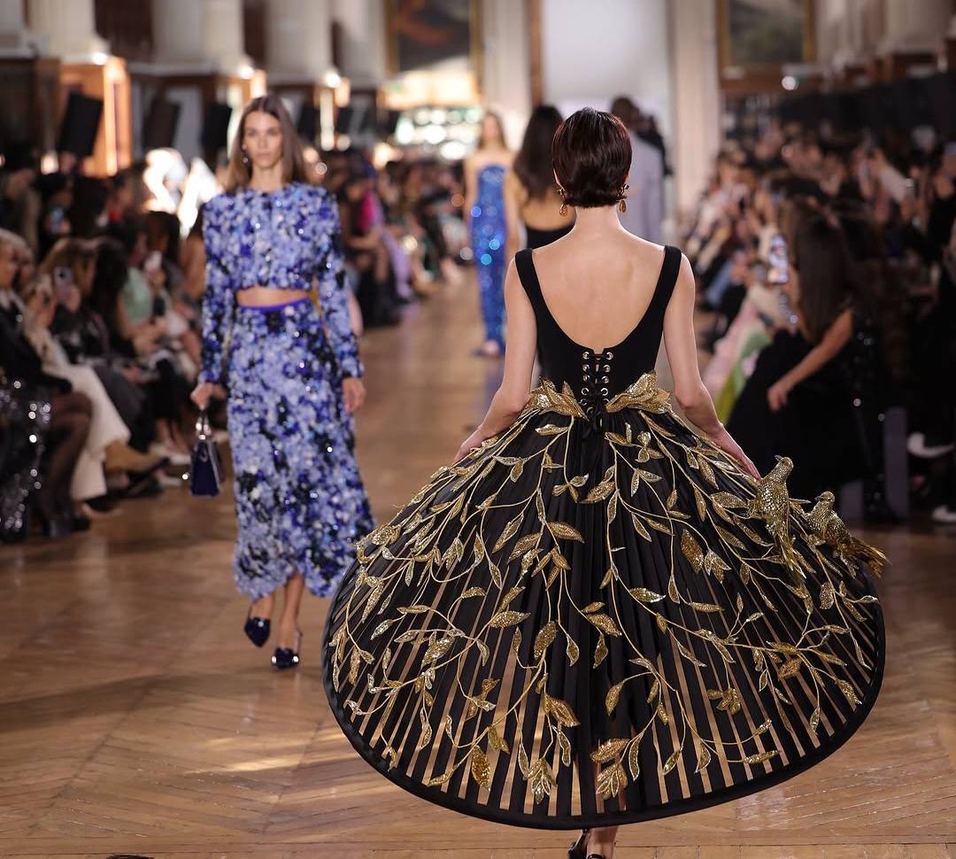 مجموعة جورج حبيقة في باريس: جرأة الترتر وتمرّد الألوان