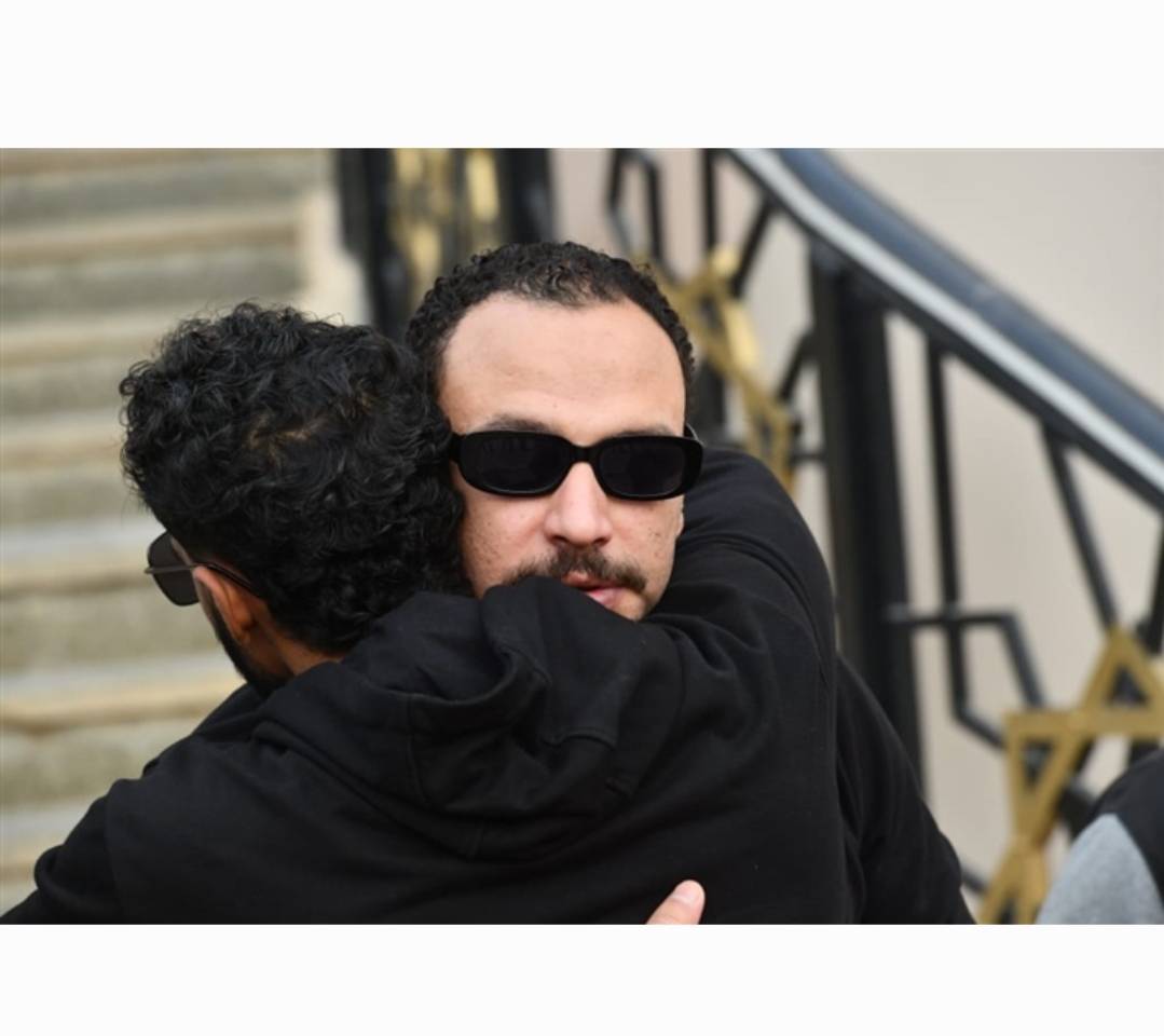 ممثل مصري يودع والدته بحضور النجوم (صور)