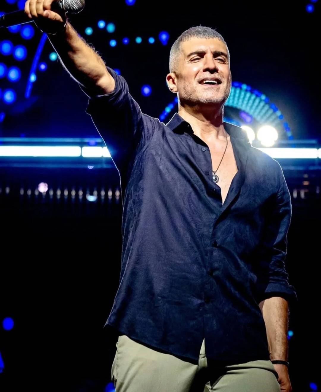 تصاعد الخلاف بين أوزجان دنيز وعائلته.. اتهامات بالسرقة وتهديد بالقتل