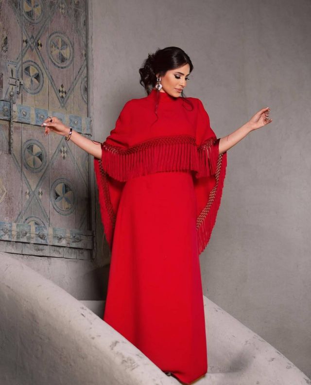 اللون الأحمر: خيار إلهام علي المثالي للأنوثة والجاذبية