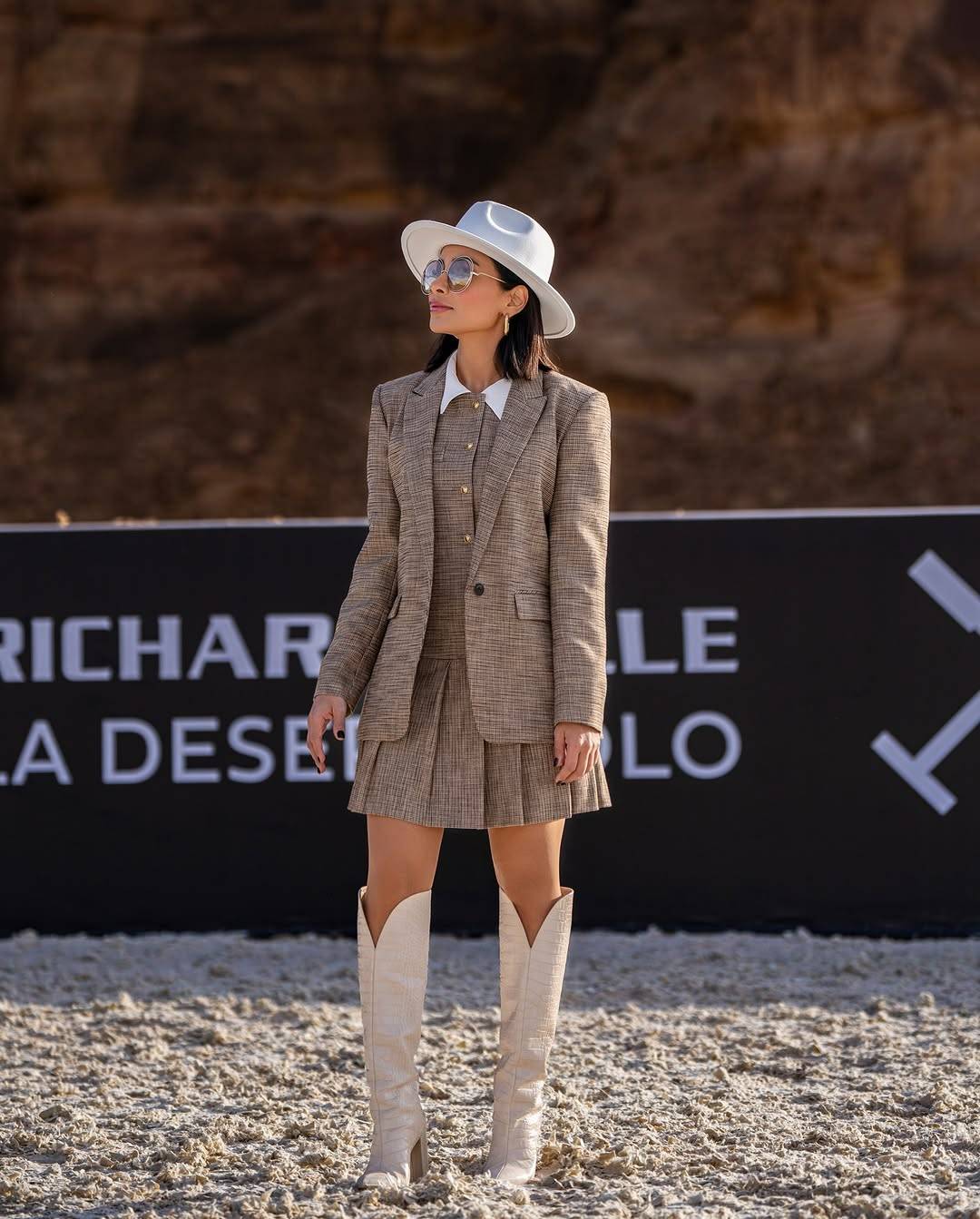 مهيرة عبد العزيز تكسر قواعد أزياء ركوب الخيل بالتنورة القصيرة