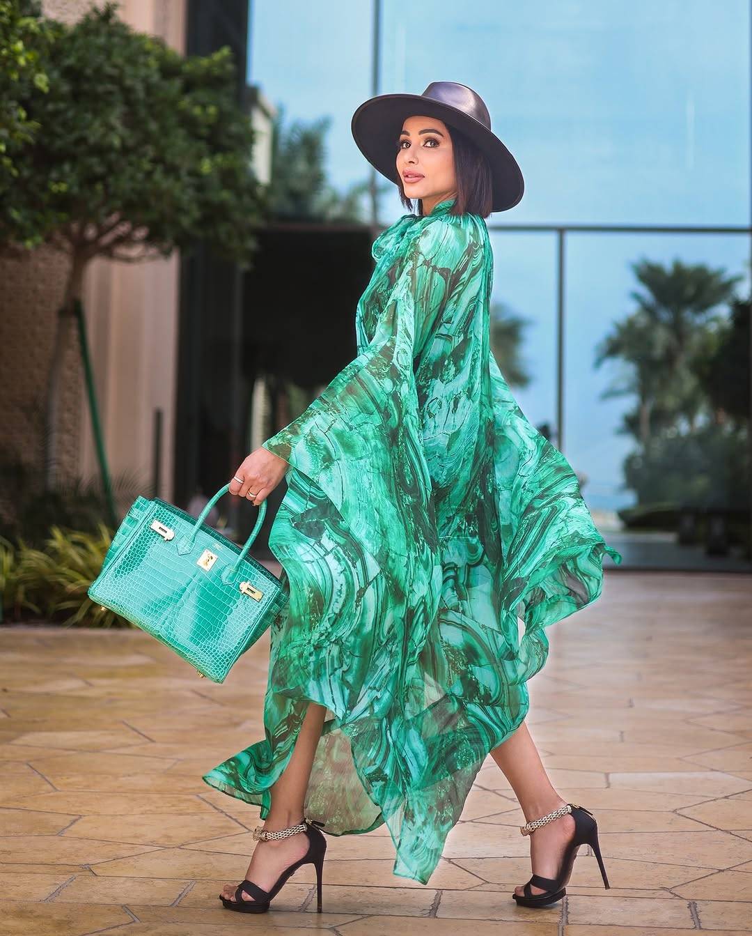 مهيرة عبد العزيز... إطلالة جريئة تجمع بين القفطان وقبعة رعاة البقر