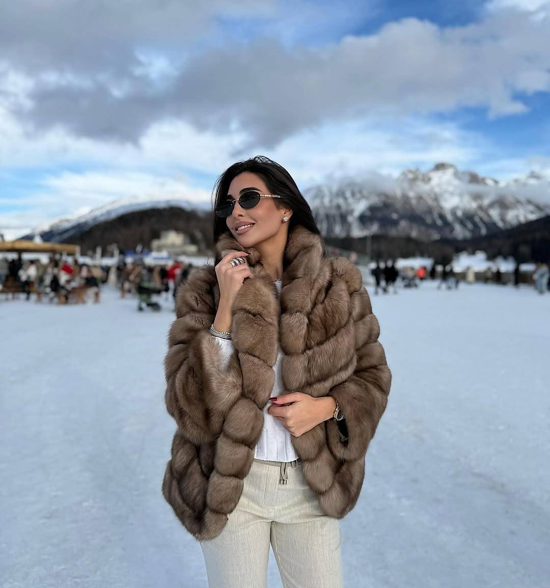 إطلالة ياسمين صبري في سانت موريتز: أناقة شتوية وسط الثلوج