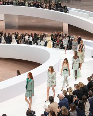 عرض Chanel الأيقوني... تدرّج الألوان الهادئة بتصاميم رائعة