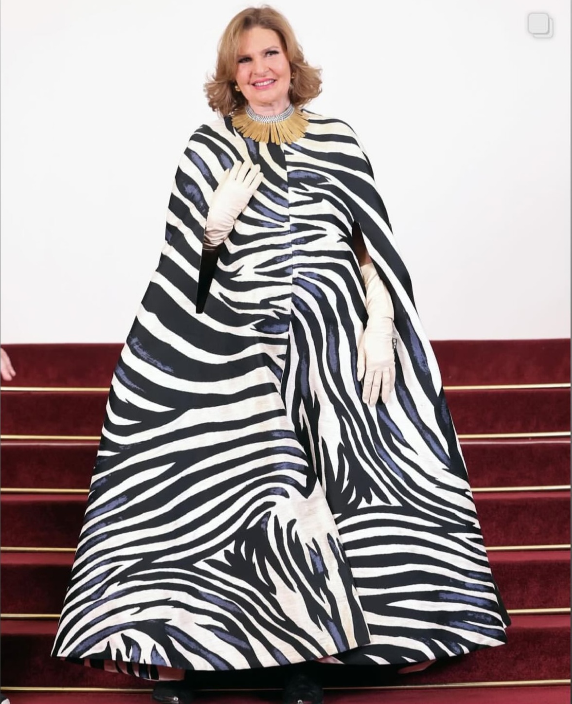 يسرا بنقشة الزيبرا في أسبوع الموضة في باريس