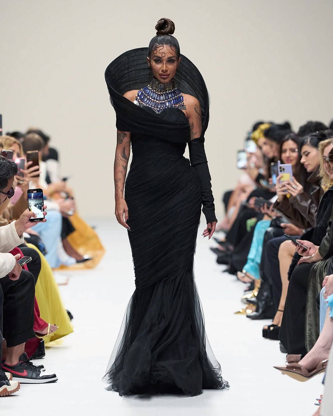 تصاميم زينة زكي في أسبوع دبي للموضة.. رحلة من الظلام الى النور