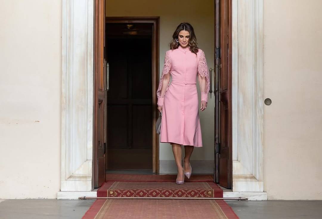 الملكة رانيا تضجّ أنوثةً بإطلالتين محتشمتين